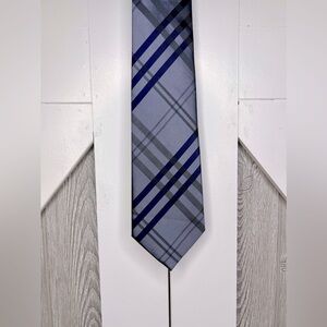 E1.13 Men’s 100% Silk Tie Grey/Navy silver background
